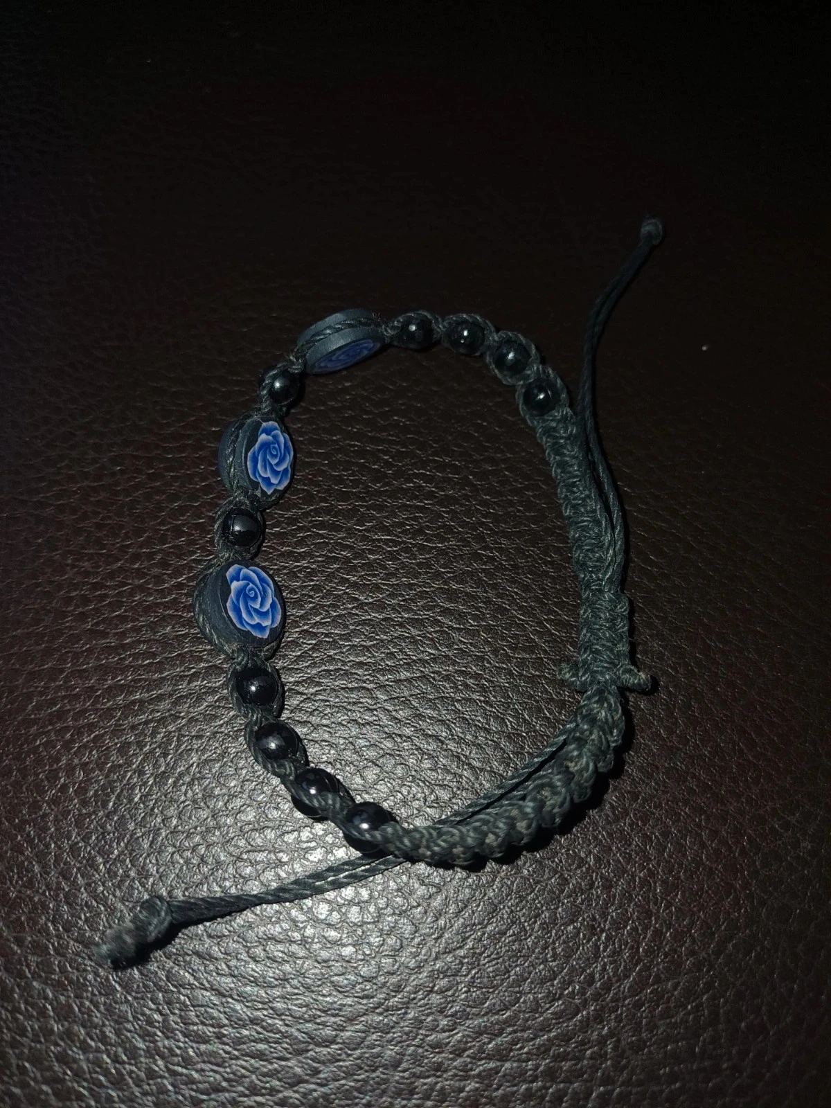 Pulseira ajustável preta com 3 contas de madeira e flores – photo 2